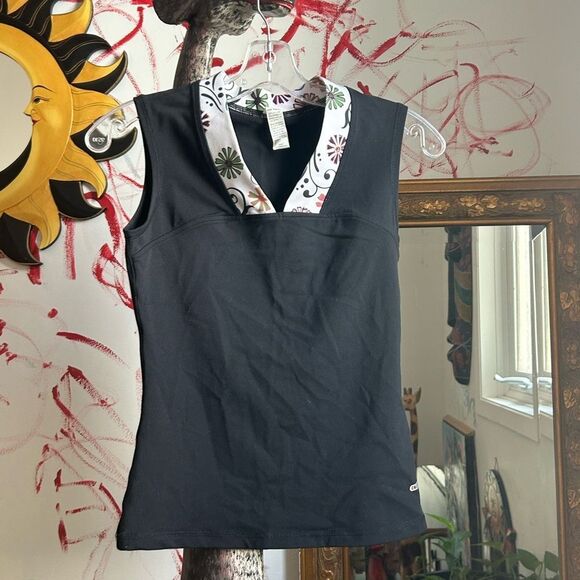Black Tooth Tank Top with Floral Collar - Picture 5 of 10